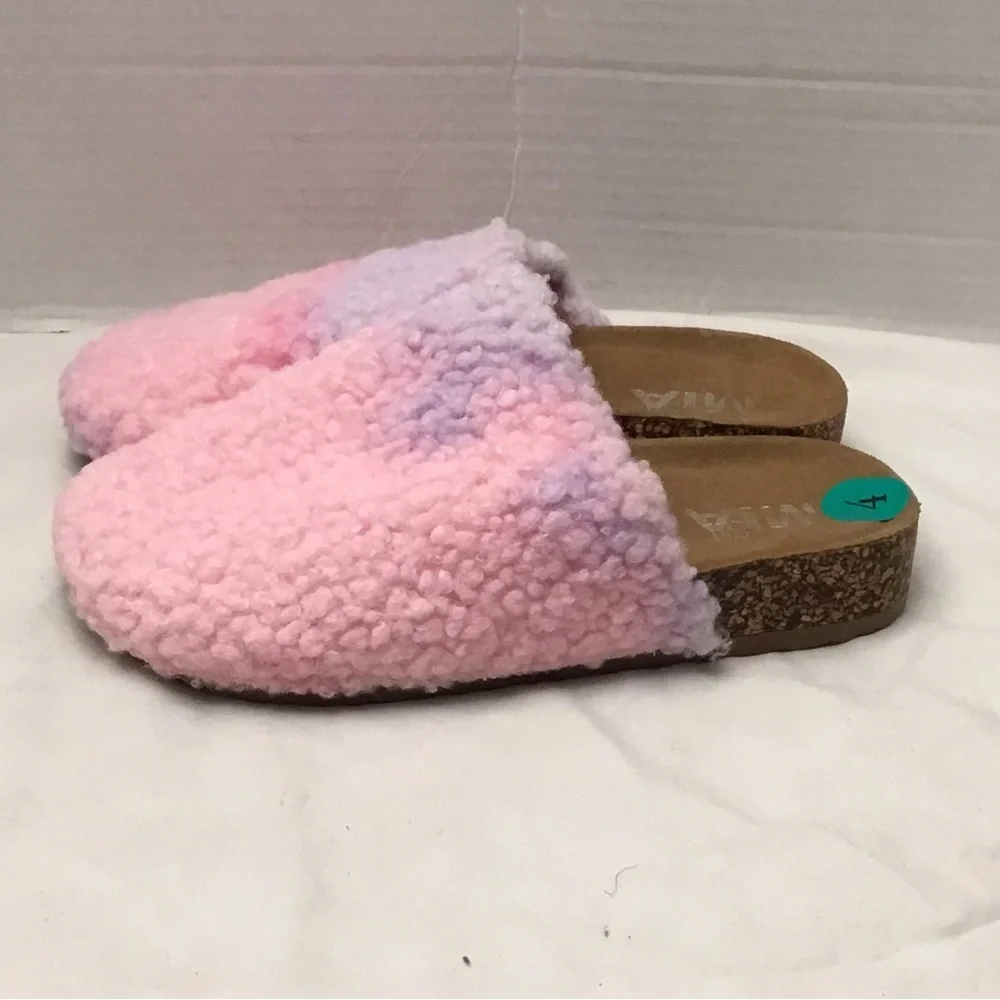 Mia Girl fuzzy slippers size 4